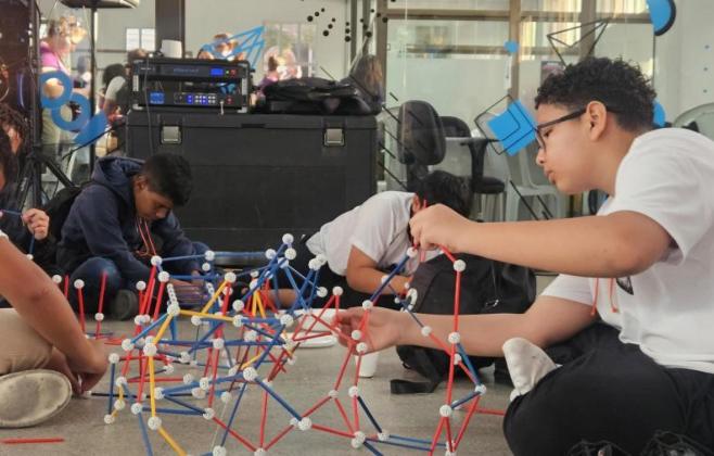 Jovens cientistas de Alagoas apresentam experiências em Jaraguá