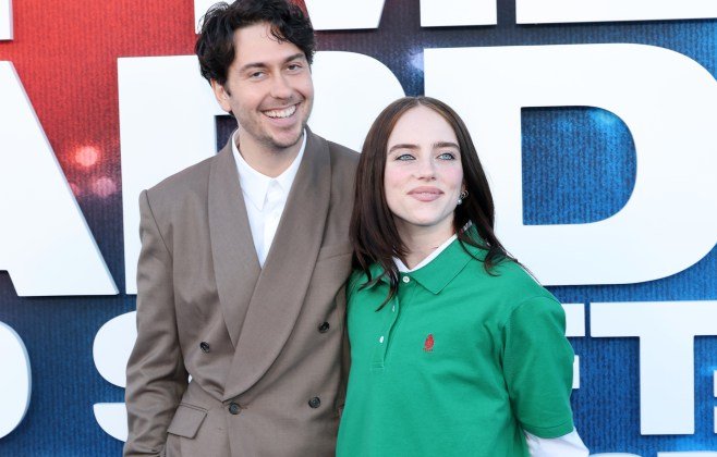 Billie Eilish e namorado aparecem juntos em evento em Los Angeles