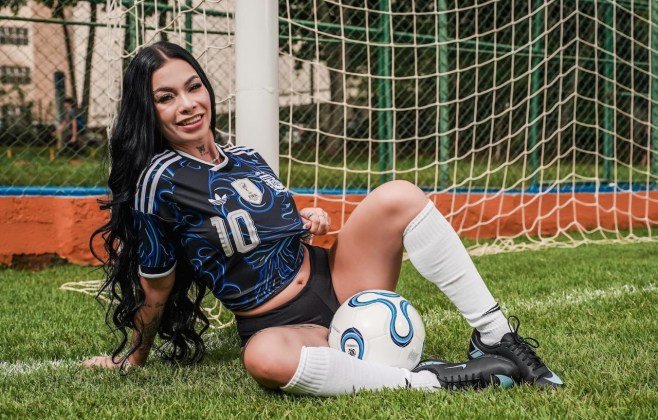 Influencer revela segredos de craques e sua vida pessoal ousada