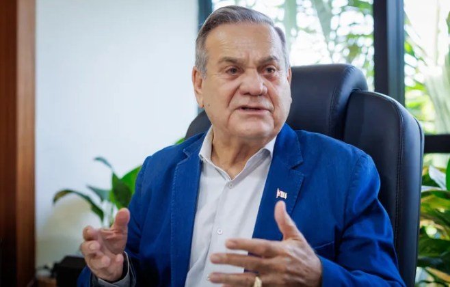 Lessa critica JHC por priorizar shows em Maceió sobre servidores