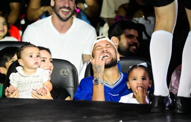 Neymar leva família a circo em Santos e encanta fãs