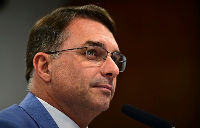 Flávio Bolsonaro lança jingle de campanha criado por IA