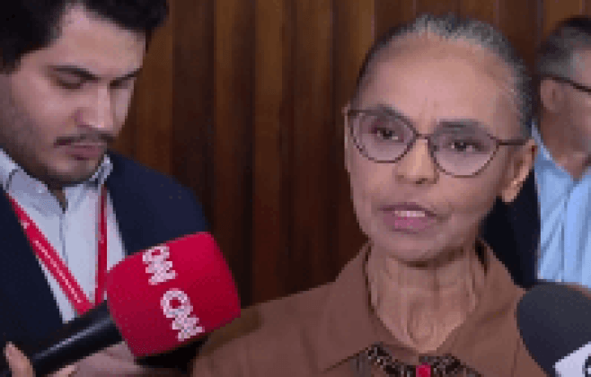 Flávio Bolsonaro critica TSE e busca reversão de inelegibilidade