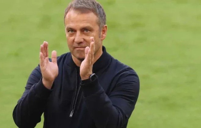 Hansi Flick renova contrato com Barcelona até 2028