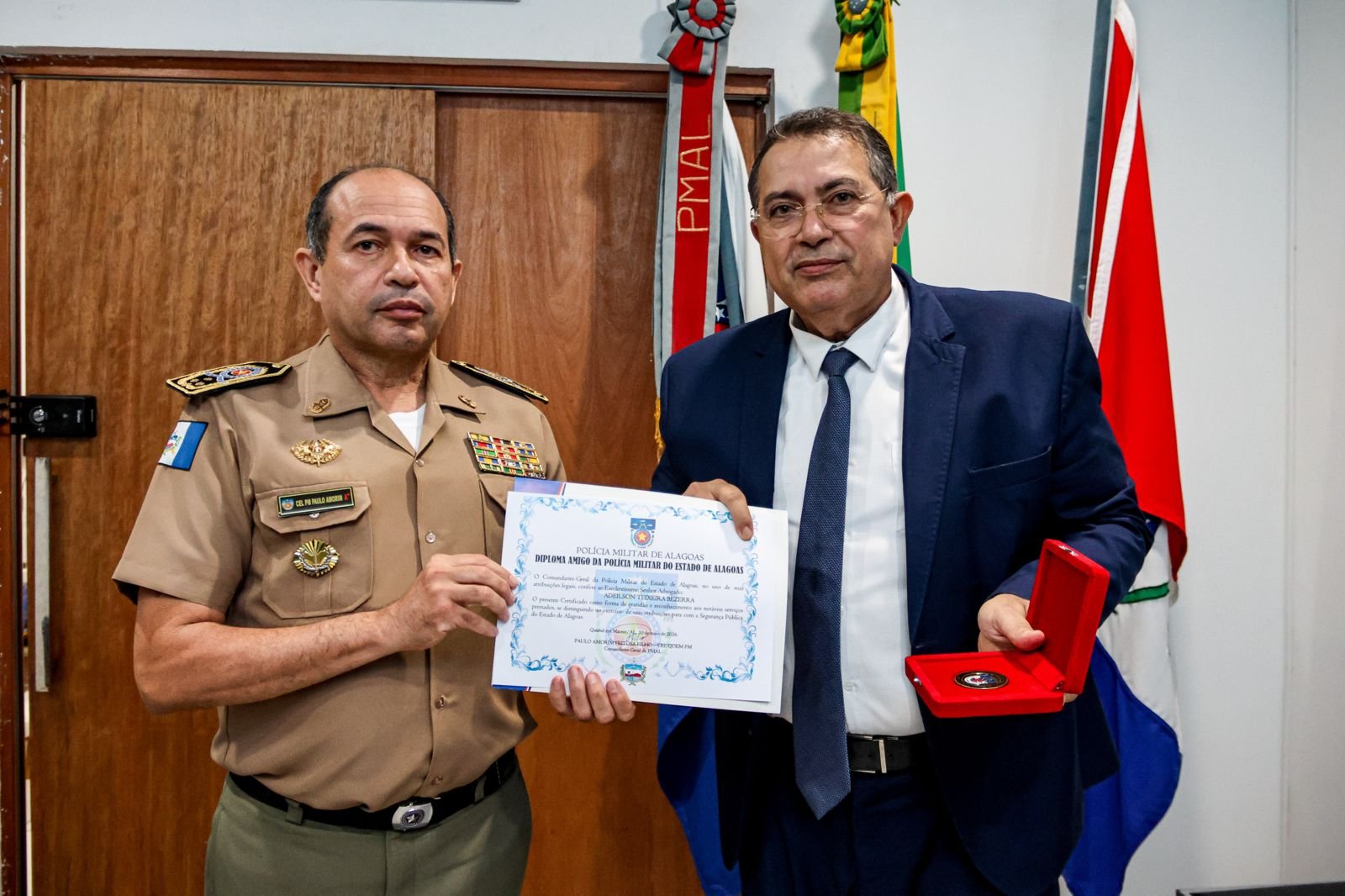 Advogado Adeilson Bezerra recebe Medalha Floriano Peixoto em homenagem da Polícia Militar de Alagoas