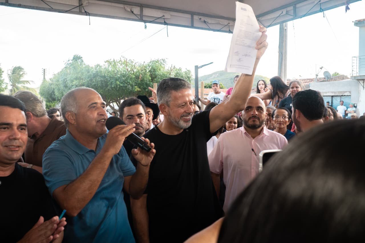 Arthur Lira entrega obras de pavimentação em São José da Tapera