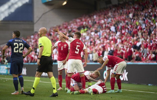 Eriksen desmaia novamente em campo durante Dinamarca x Ucrânia Eriksen desmaia novamente em campo durante Dinamarca x Ucrânia