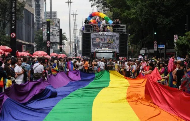 Parada LGBT+ em SP se destaca em contraste com Marcha para Jesus