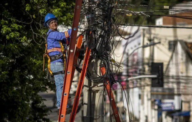 Projeto Poste Limpo retira 200 toneladas de fios em Maceió