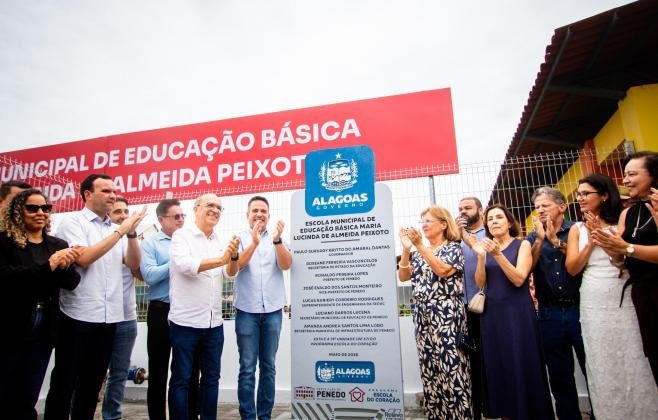 Governo de Alagoas entrega escola e pavimenta ruas em Penedo