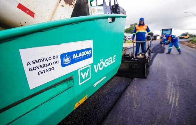 Tia Júlia visita obras de recapeamento da BR-316 em Palmeira