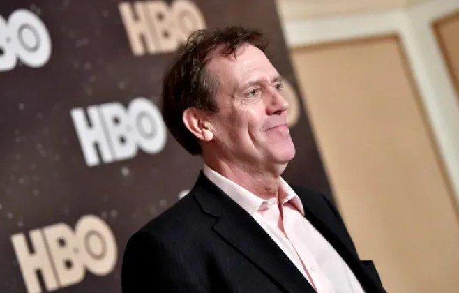 Hugh Laurie pede desculpas a jornalista após críticas sobre ‘Dr. House’
