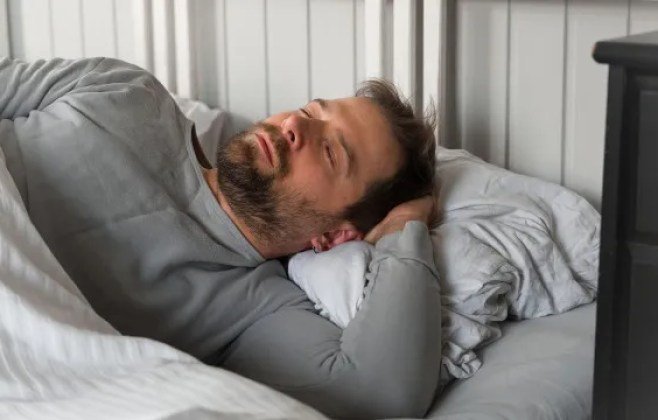 Benefícios de dormir do lado esquerdo para saúde em Alagoas