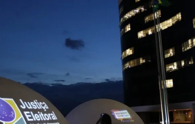 TSE adia julgamento sobre pesquisa de intenção de voto presidencial TSE adia julgamento sobre pesquisa de intenção de voto presidencial