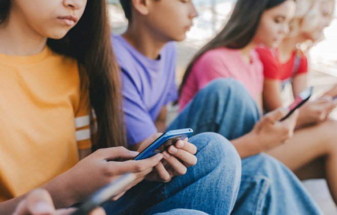 Qual a idade certa para dar um celular a uma criança em Alagoas? Qual a idade certa para dar um celular a uma criança em Alagoas?
