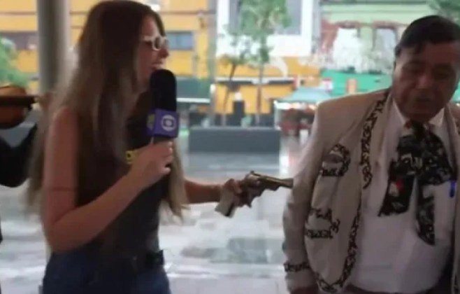 Repórter surpreendido com arma durante cobertura da Copa