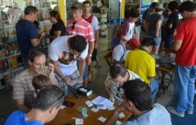 Prefeitura de SP oferece álbuns e figurinhas da Copa grátis