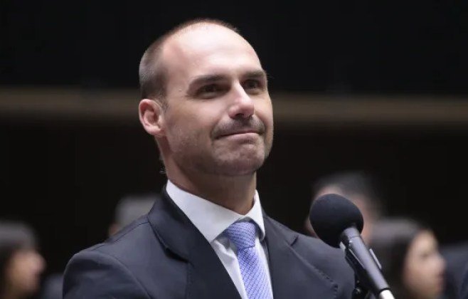 Eduardo Bolsonaro aponta Júlia Zanatta como vice em chapa de Flávio