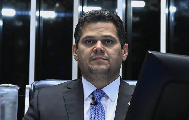 Davi Alcolumbre nega acusações e promete ação judicial contra banqueiro