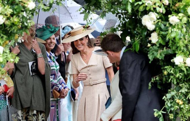 Kate Middleton dá aula de elegância em casamento real