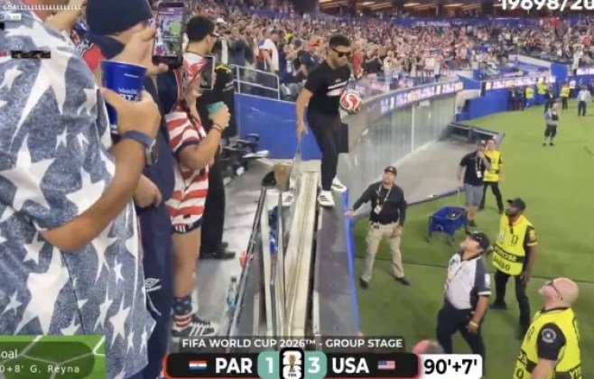 Torcedor tenta invadir gramado após gol dos EUA na Copa do Mundo Torcedor tenta invadir gramado após gol dos EUA na Copa do Mundo