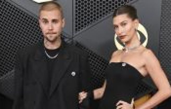 Justin Bieber e Hailey celebram vitória dos Knicks com beijo