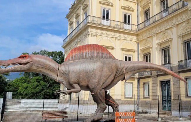 Museu Nacional recebe réplica de dinossauro brasileiro em 15m