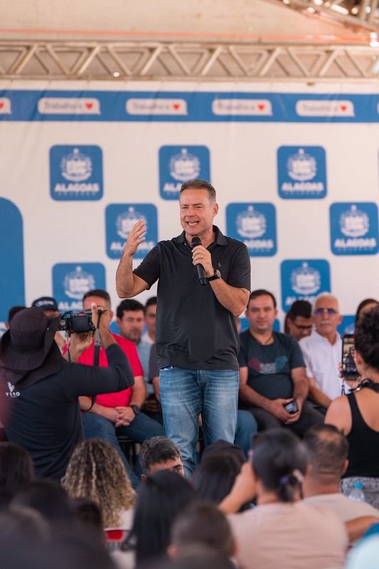 No Sertão, Renan Filho ataca isolamento político de rivais e prega “mutirão” com Lula e Paulo Dantas; veja