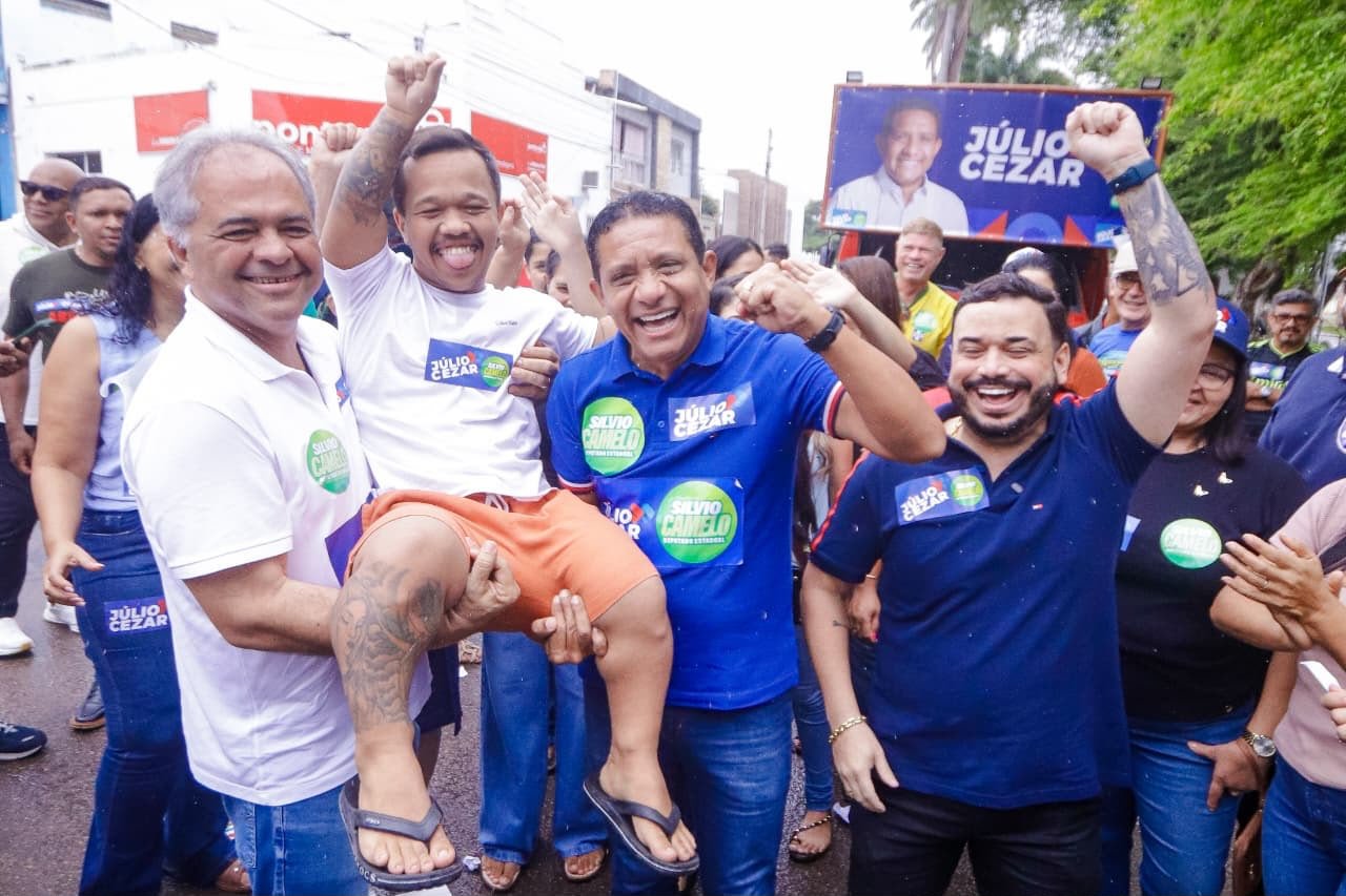 Largada nas ruas: Debaixo de chuva, Júlio Cezar e Silvio Camelo realizam o maior adesivaço do ano em Palmeira dos Índios