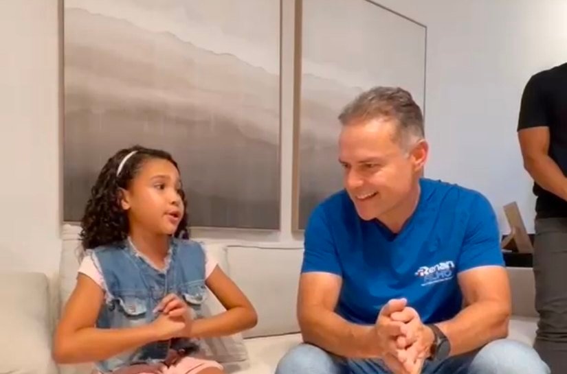 Um show a parte: Menina que viralizou falando inglês impressiona Renan Filho e exige expansão da educação bilíngue; veja o vídeo Um show a parte: Menina que viralizou falando inglês impressiona Renan Filho e exige expansão da educação bilíngue; veja o vídeo