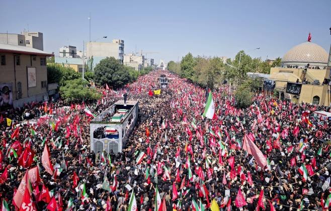 Milhares participam de funeral de Ali Khamenei em Teerã