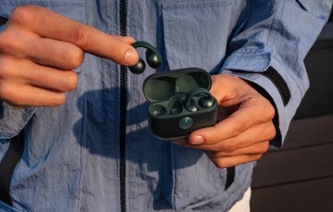 Samsung lança Galaxy Buds On: auriculares estilo brinco