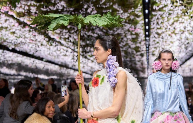 Dior Apresenta Alta-Costura com Referências Artísticas em Paris
