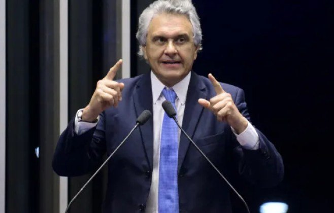 Caiado critica Flávio Bolsonaro em sabatina da CNN Brasil
