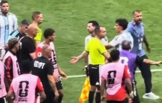 Técnico do Egito gera polêmica com gesto para Messi após jogo