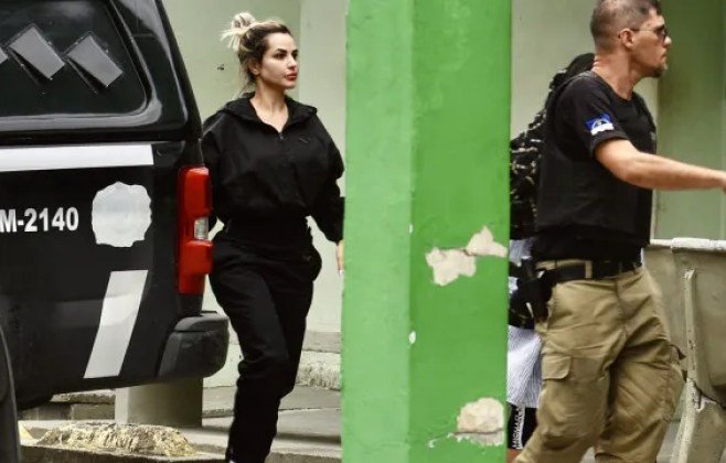 Deolane Bezerra divide cela por síndrome do pânico, diz MP-SP