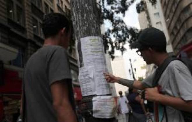 Pedidos de seguro-desemprego nos EUA caem em meio à estabilidade