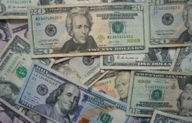Dólar cai enquanto Oriente Médio gera instabilidade