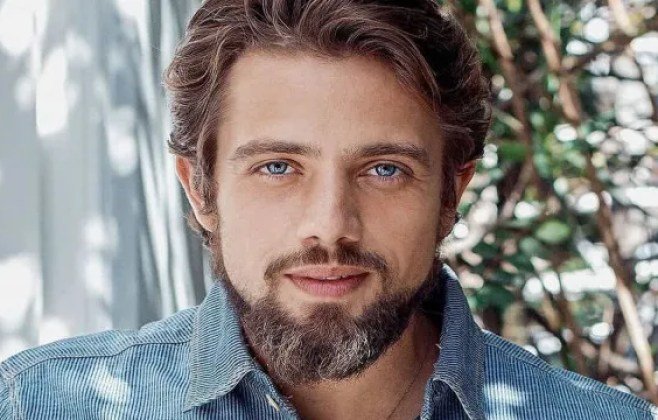 Rafael Cardoso revela luta contra a adicção em carta aberta