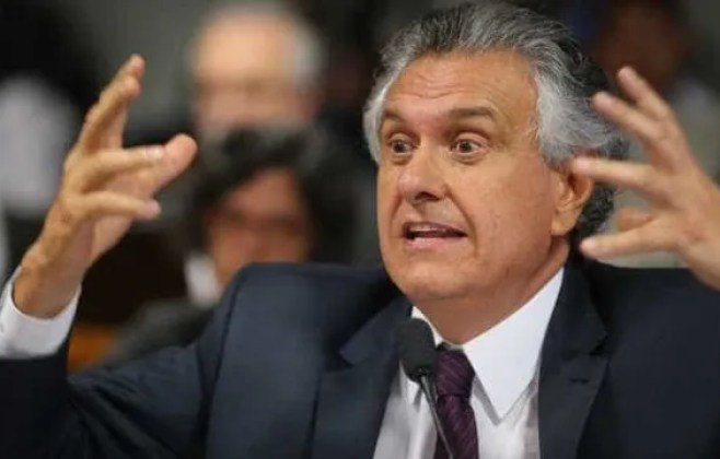 Candidatura de Flávio Bolsonaro enfrenta crise, diz governador
