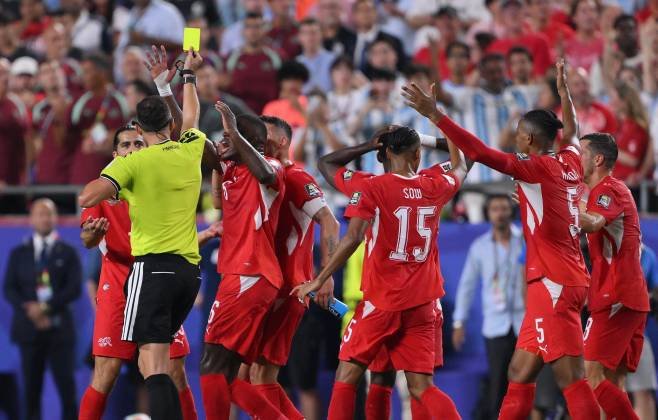 VAR muda cartão amarelo em jogo da Copa do Mundo e gera polêmica