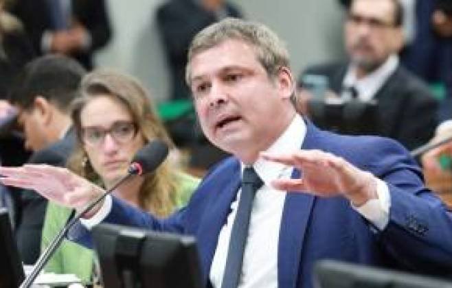 Lindbergh Farias pede revogação de prisão domiciliar de Bolsonaro
