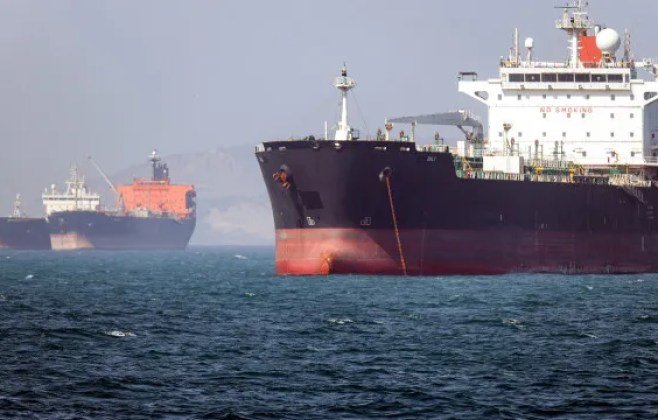 Petróleo tem alta após Irã fechar estreito de Hormuz