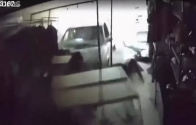 Carro invade loja de roupas em Maceió e causa grande estrago