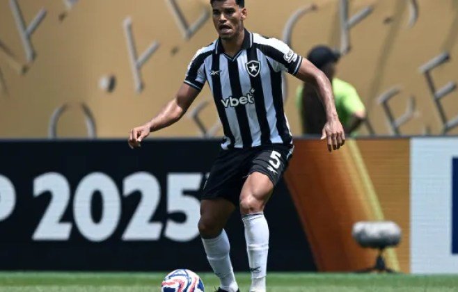 Danilo se prepara para retorno ao Botafogo e chama atenção do Palmeiras