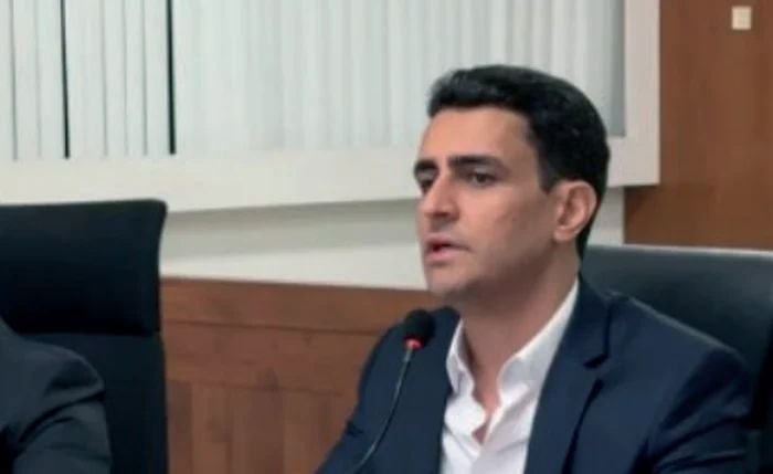 DECISÃO JUDICIAL – Tribunal determina alteração visual em veículo de pré-campanha de JHC