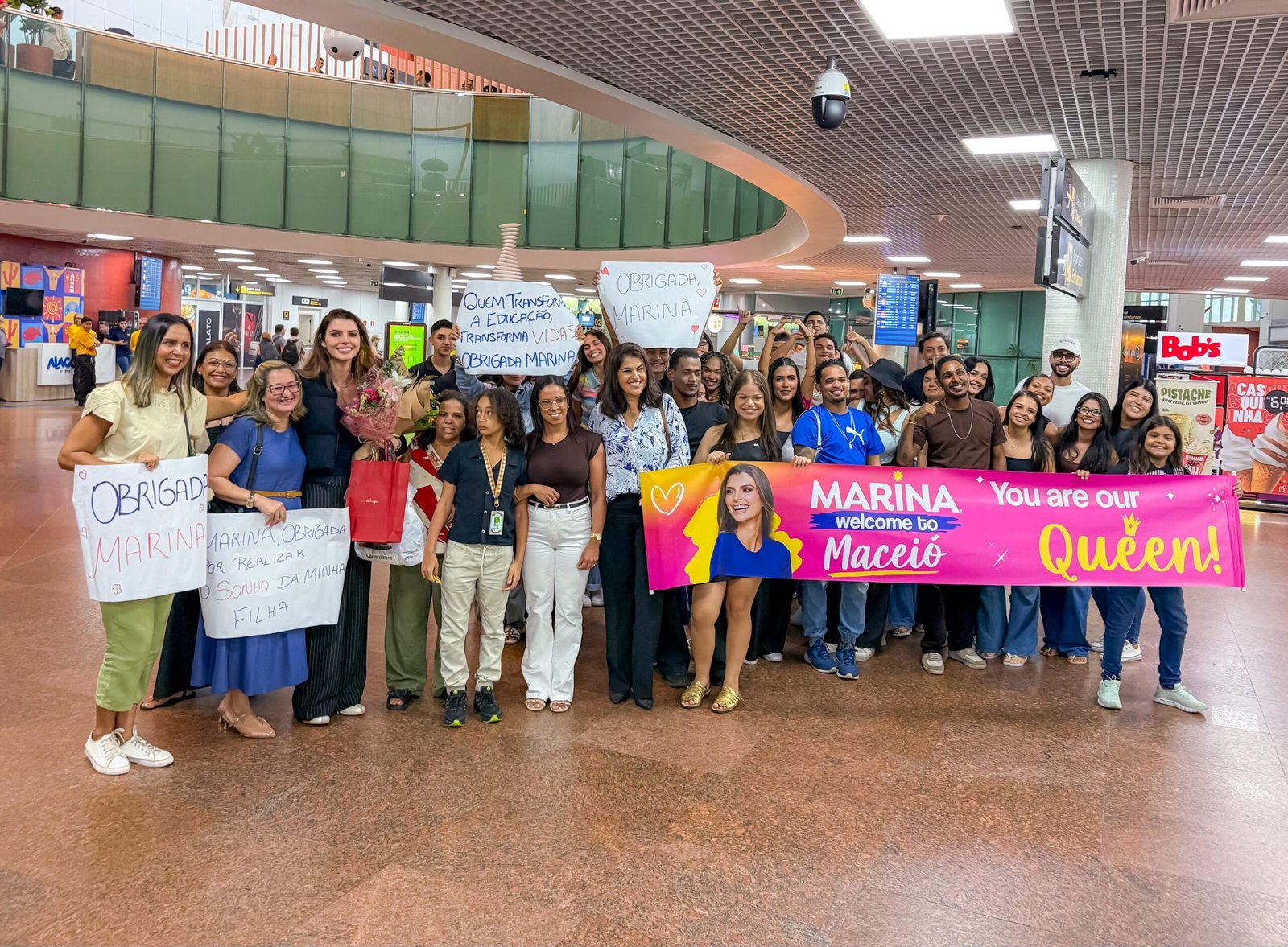 EDUCAÇÃO E CIDADANIA – Marina JHC é homenageada por mães de estudantes beneficiados por programa de intercâmbio internacional EDUCAÇÃO E CIDADANIA – Marina JHC é homenageada por mães de estudantes beneficiados por programa de intercâmbio internacional