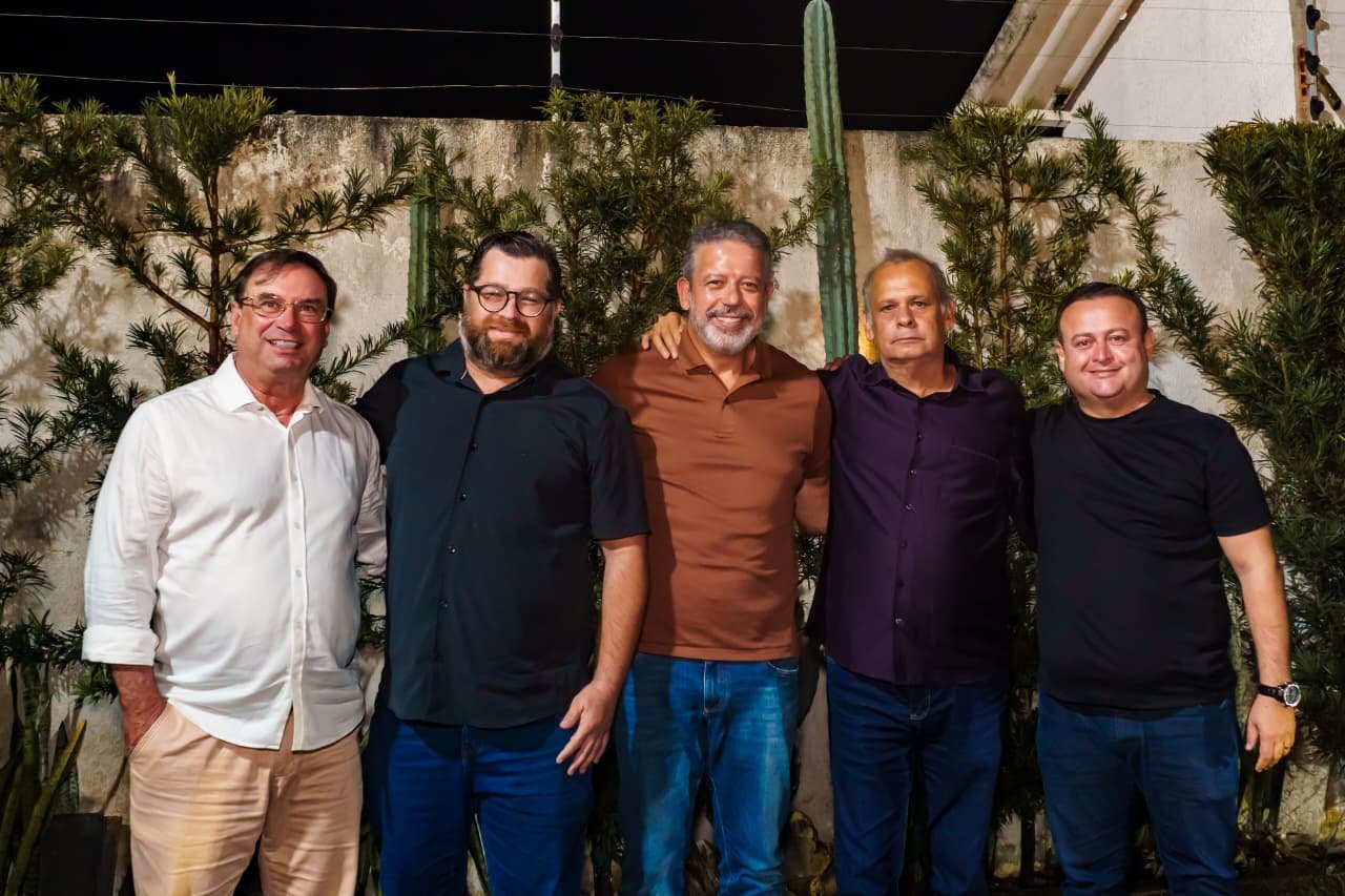Tratorão no Agreste: Arthur Lira une prefeito e 16 vereadores em Arapiraca de olho no Senado