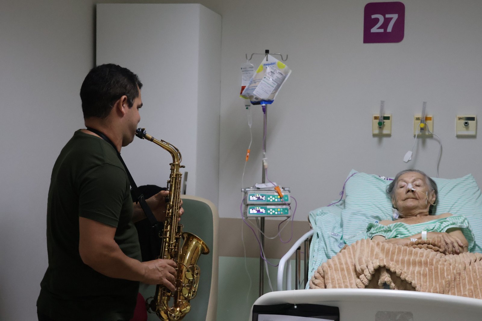 HUMANIZAÇÃO – Música leva acolhimento e emociona pacientes na Semana dos Avós