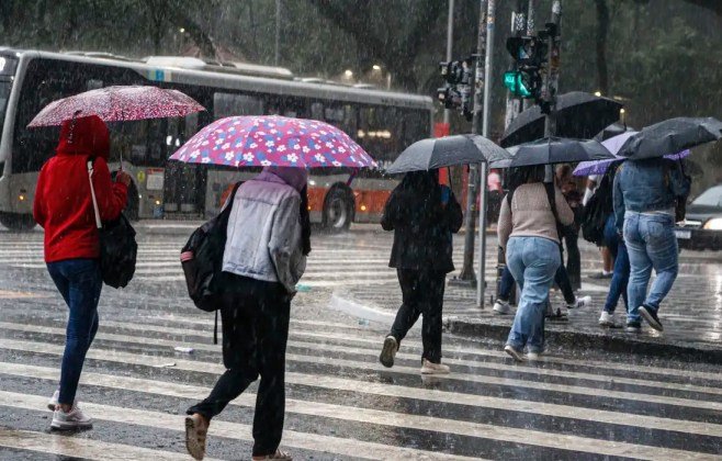 Ciclone-bomba se afasta, mas clima instável persiste no Sul
